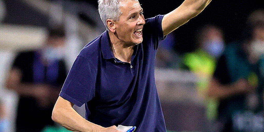 Lucien Favre startet in seine dritte Saison mit Borussia Dortmund, dem ersten Herausforderer von Bayern München Lucien Favre startet in seine dritte Saison mit Borussia Dortmund, dem ersten Herausforderer von Bayern München