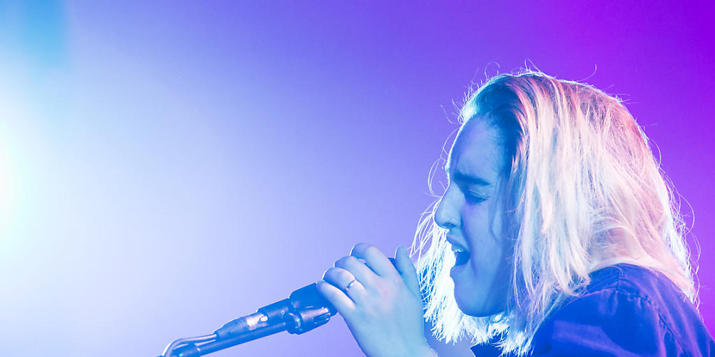 Die Sängerin Shura hat am Freitagabend das diesjährige Blue Balls Festival in Luzern eröffnet. Die Sängerin Shura hat am Freitagabend das diesjährige Blue Balls Festival in Luzern eröffnet.