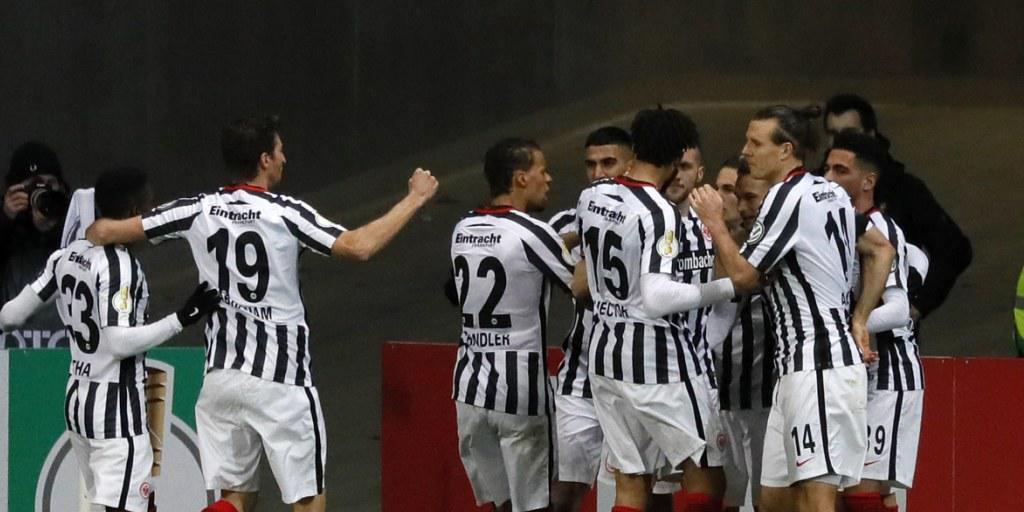 Eintracht Frankfurt zog als erstes Team im deutschen Cup in die Halbfinals ein