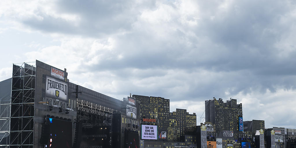 Erste Hip-Hop-Fans ziehen vor die Hauptb&uuml;hne des Openairs Frauenfeld.