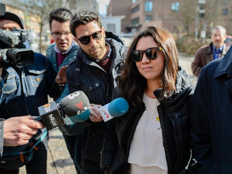 Marcela Topor, die Ehefrau von Carles Puigdemont, am Mittwoch vor der Justizvollzugsanstalt Neumünster.