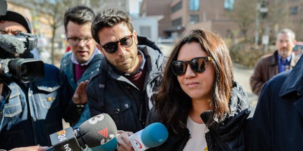 Marcela Topor, die Ehefrau von Carles Puigdemont, am Mittwoch vor der Justizvollzugsanstalt Neumünster.