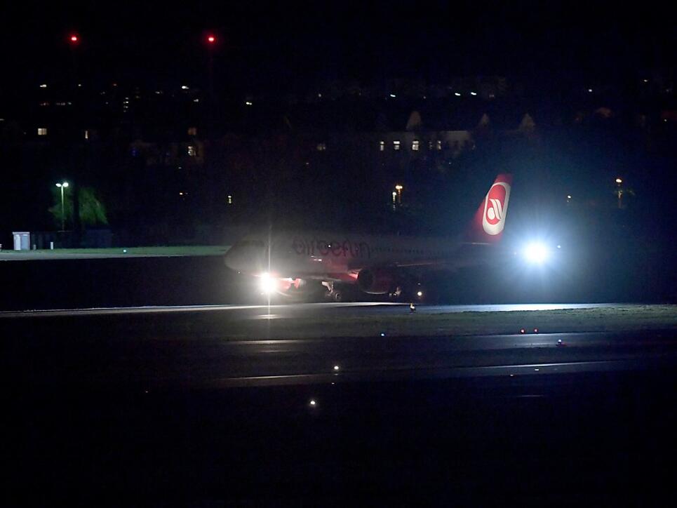 Letzte Landung für Air Berlin: Der ausgebuchte Airbus A320 setzt als letzter Flug der insolventen Airline am Freitagabend in Berlin auf.