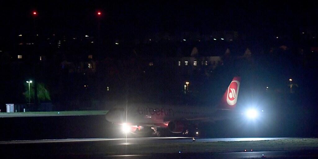 Letzte Landung für Air Berlin: Der ausgebuchte Airbus A320 setzt als letzter Flug der insolventen Airline am Freitagabend in Berlin auf.