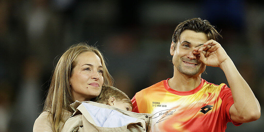 Emotionaler Abschied: David Ferrer sagt den Fans an der Seite seiner Frau Marta und Sohn Leo Adios