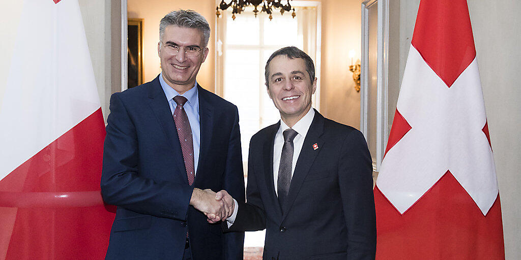 Bundesrat Cassis (rechts) posiert in Bern mit seinem maltesischen Amtskollegen, Aussenminister Abela.