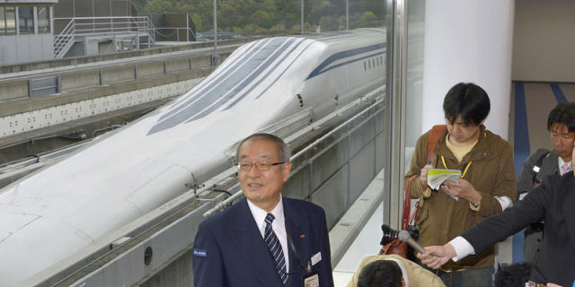 Nach der Fahrt im Rekord-Zug: Kazuyasu Endo vor den Medien Nach der Fahrt im Rekord-Zug: Kazuyasu Endo vor den Medien