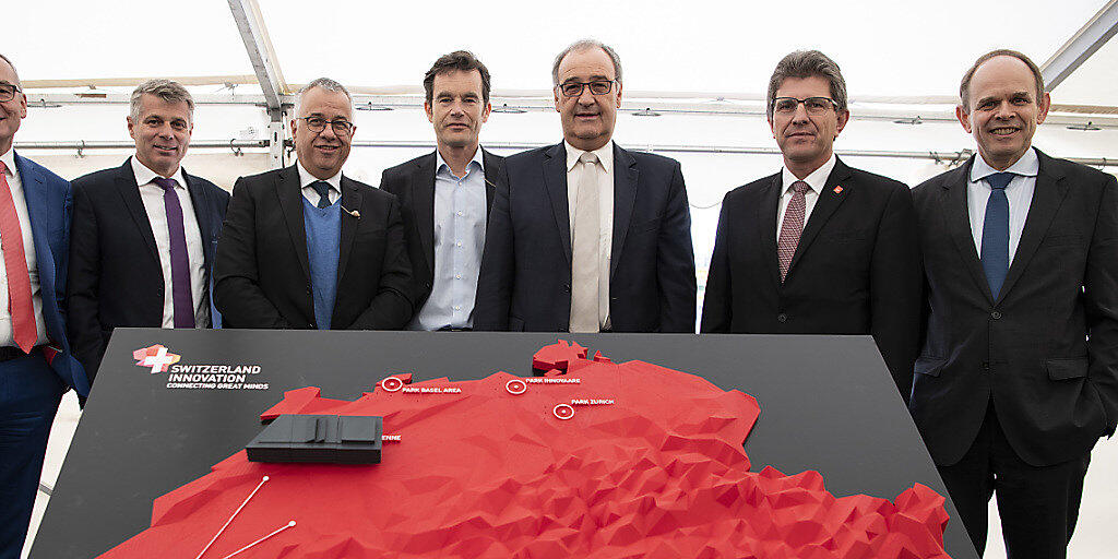 Bundesrat Guy Parmelin (dritter von rechts) hat am Montag in Biel den Grundstein für den Switzerland Innovation Park gelegt.