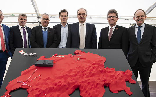 Bundesrat Guy Parmelin (dritter von rechts) hat am Montag in Biel den Grundstein für den Switzerland Innovation Park gelegt.