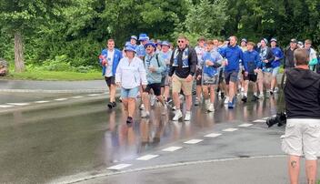 Dungannon-Fans auf dem Weg ins Stadion