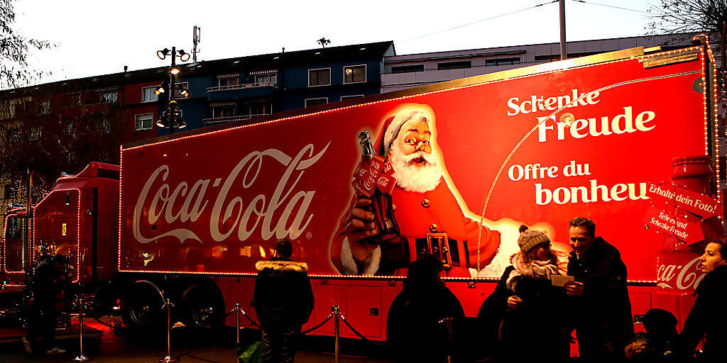 Der auch in der Schweiz bekannte Coca-Cola-Truck ist in Grossbritannien in die Kritik geraten, weil es Zuckergetränke gratis gibt. (Archivbild)