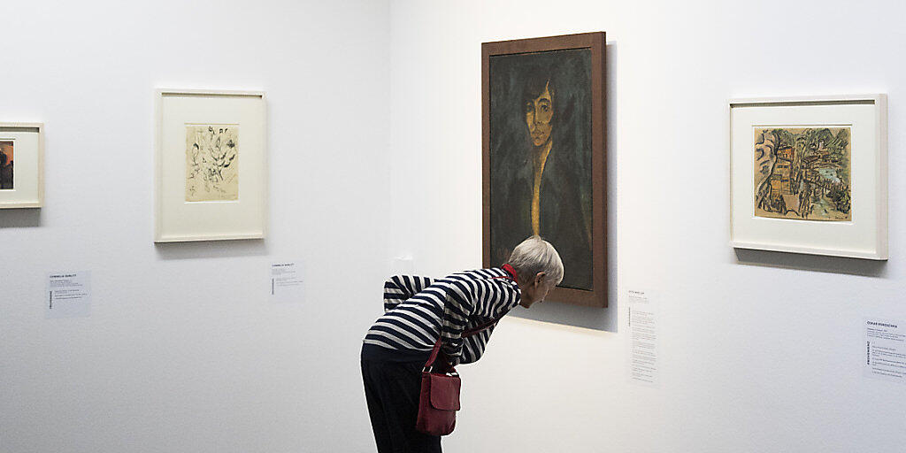 Eine Besucherin der Ausstellung "Bestandesaufnahme Gurlitt" betrachtet am Mittwoch im Berner Kunstmuseum das Bildnis "Maschka" von Otto Mueller.