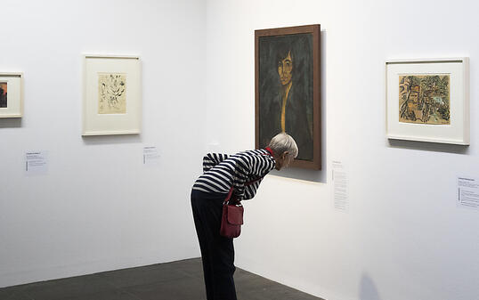 Eine Besucherin der Ausstellung "Bestandesaufnahme Gurlitt" betrachtet am Mittwoch im Berner Kunstmuseum das Bildnis "Maschka" von Otto Mueller.