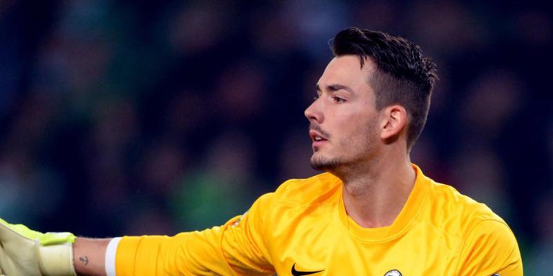 Roman Bürki trägt künftig das Goalie-Trikot von Borussia Dortmund Roman Bürki trägt künftig das Goalie-Trikot von Borussia Dortmund
