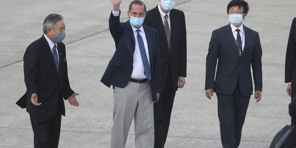 US-Gesundheitsminister Alex Azar winkt nach seiner Ankunft in Taipei Journalisten zu. Foto: Chiang Ying-Ying/AP/dpa