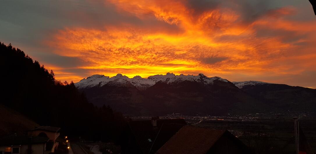 Abendstimmung in Planken mit Blick auf die Schweizer Berge