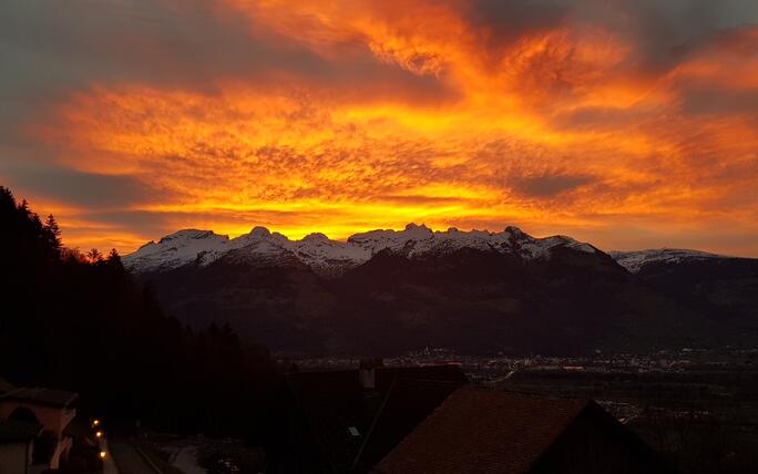 Abendstimmung in Planken mit Blick auf die Schweizer Berge