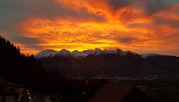 Abendstimmung in Planken mit Blick auf die Schweizer Berge
