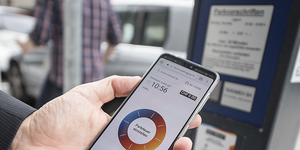 Mit Twint erübrigt sich die Suche nach Münz:  In der Stadt Zug wird die Bezahl-App ausprobiert, später in anderen Schweizer Städten und Gemeinden eingeführt.