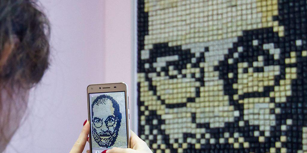 Vor 10 Jahren stellte der inzwischen verstorbene Steve Jobs das erste iPhone vor. Es war der Beginn der Smartphone-Revolution. (Symbol)