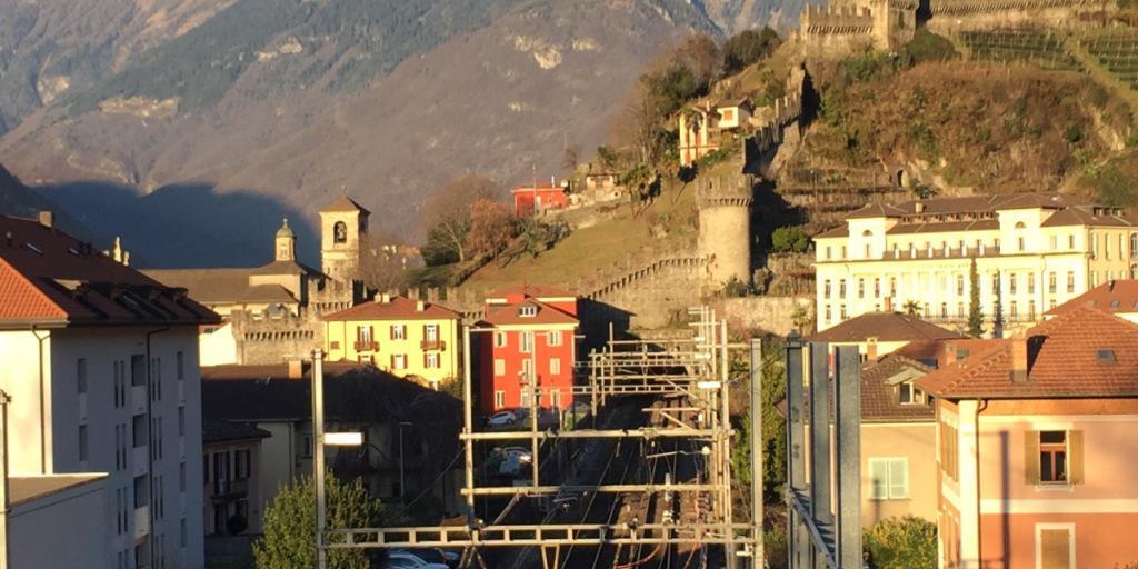 Der Svitto-Tunnel, welcher unterhalb einer Burganlage in Bellinzona verläuft, wird seit Sonntag für den "4-Meter-Korridor" umgebaut.