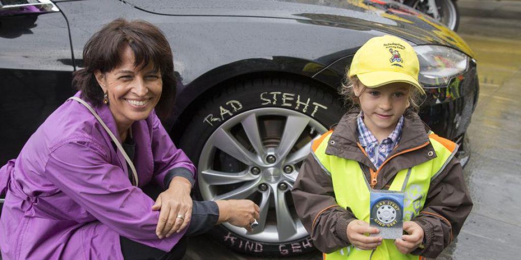 Verkehrsministerin Doris Leuthard warb im letzten Jahr zusammen mit Schulkindern für die Kampagne "Rad steht Kind geht" und schrieb diesen sogar auf die Reifen ihres Tesla-Dienstwagen. (Archivbild)