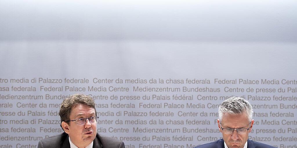 SVP-Präsident Albert Rösti (BE) und SVP-Nationalrat Andreas Glarner (AG) an einer Medienkonferenz gegen den Uno-Migrationspakt. Skepsis gibt es auch in den Reihen der FDP und CVP. (Archiv)