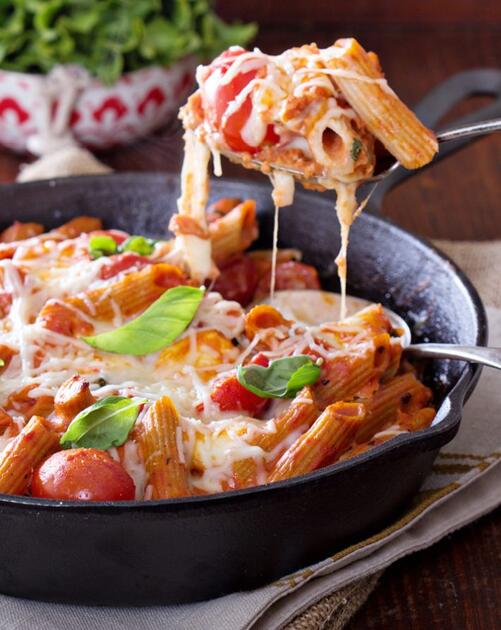 Nudelgratin mit Hack und frischen Tomaten