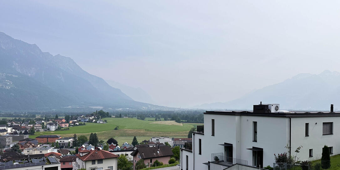 Der Blick vom Eschnerberg zeigt, wie der Rauch den Himmel trübt.