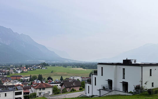 Der Blick vom Eschnerberg zeigt, wie der Rauch den Himmel trübt.