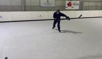 Eishockeyspieler testet das Bremsen auf synthetischem Eis