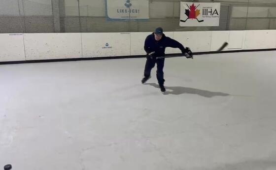 Eishockeyspieler testet das Bremsen auf synthetischem Eis
