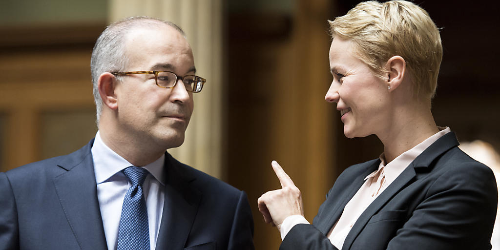 Nationalrat Gregor Rutz und Nationalrätin Natalie Rickli (beide SVP/ZH) im Gespräch. Sie forderten, dass das Parlament künftig bei der SRG-Konzession mitreden kann. Der Nationalrat hat das aber abgelehnt. (Archivbild) Nationalrat Gregor Rutz und Nationalrätin Natalie Rickli (beide SVP/ZH) im Gespräch. Sie forderten, dass das Parlament künftig bei der SRG-Konzession mitreden kann. Der Nationalrat hat das aber abgelehnt. (Archivbild)