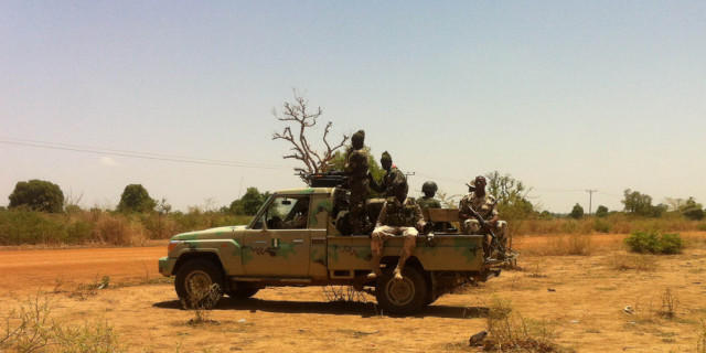 Nigerianische Soldaten patrouillieren in Chibok im Osten des Landes