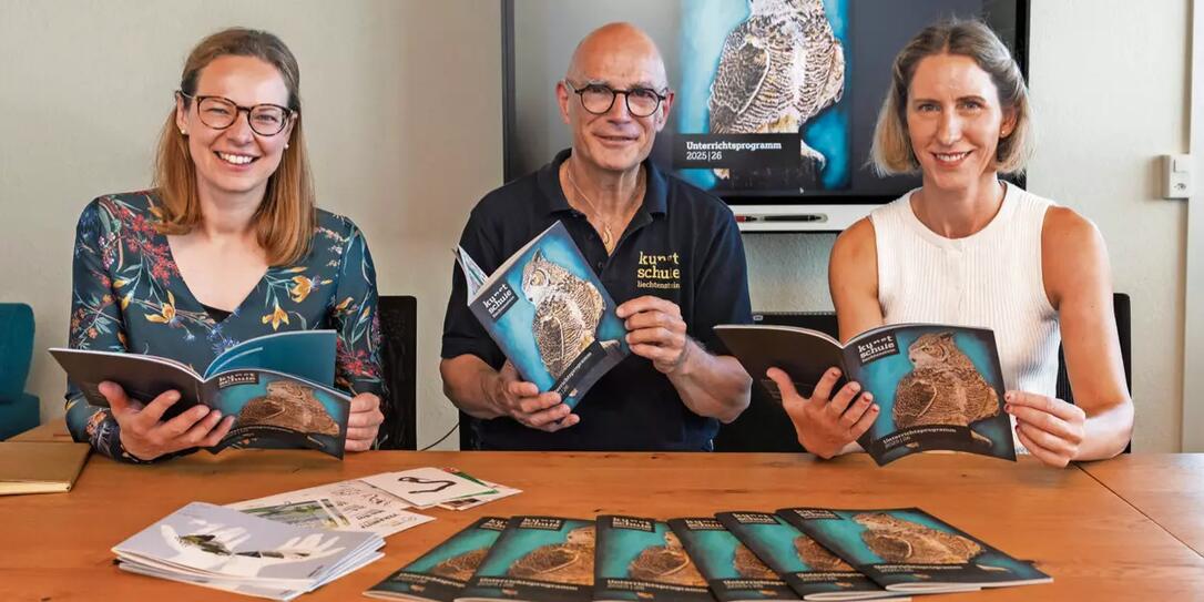 Magdalena Holzer, Martin Walch und Cornelia Biedermann (v.l.) stellen das neue Unterrichtsprogramm der Kunstschule vor.