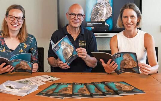 Magdalena Holzer, Martin Walch und Cornelia Biedermann (v.l.) stellen das neue Unterrichtsprogramm der Kunstschule vor.