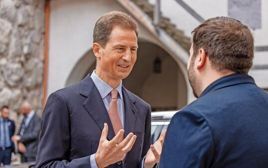Im Gespräch mit Medienvertretern erläuterte Erbprinz Alois einzelne Punkte seiner Ansprache zum Staatsfeiertag noch näher.