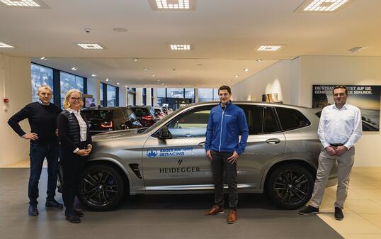 Jakob W. Heidegger, Jasmin Collini Heidegger und Michael Frei (v. l.) von der Max Heidegger AG stellten Matthias Kaiser (Mitte) gestern als neuen Markenbotschafter für die BMW-M-Modelle vor.