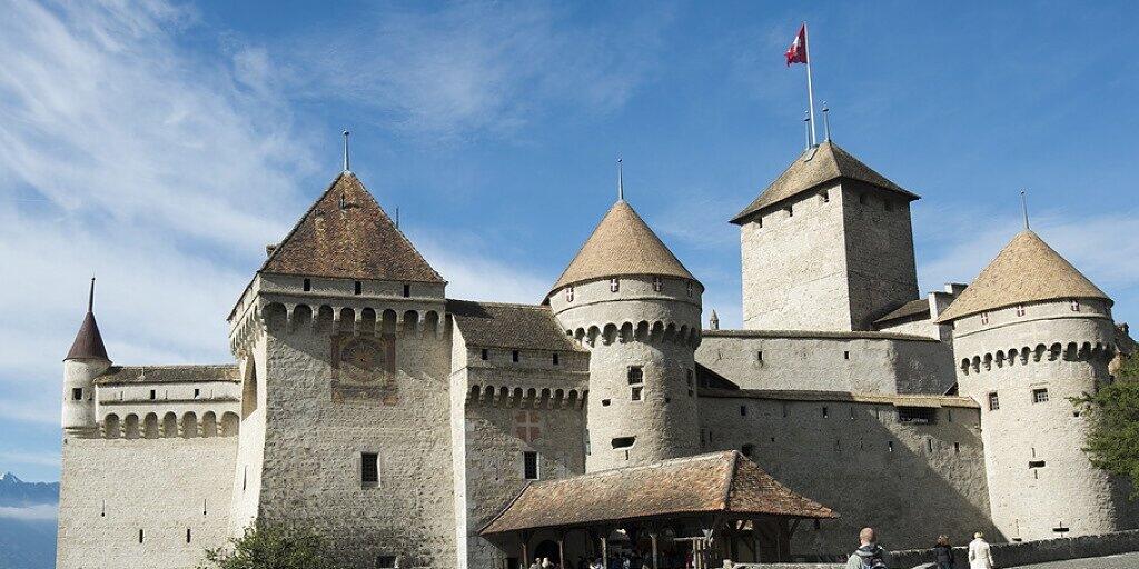 Das Schloss Chillon verzeichnet 2019 erneut einen Besucherrekord. Die Festung am Genfersee ist seit Jahren das meistbesuchte historische Gebäude der Schweiz. (Archivbild)