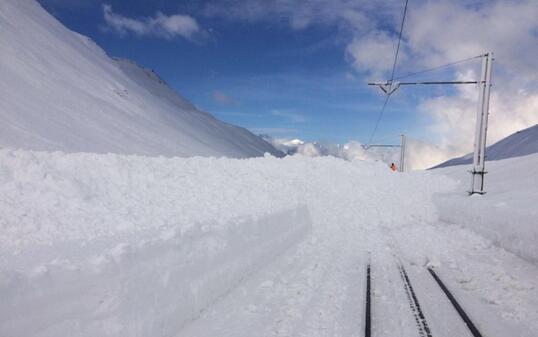 Nach einer Sicherheitssprengung hat am Freitagmorgen eine Lawine erneut die Gleise der Matterhorn Gotthard Bahn zwischen Nätschen UR und dem Oberalppass verschüttet.