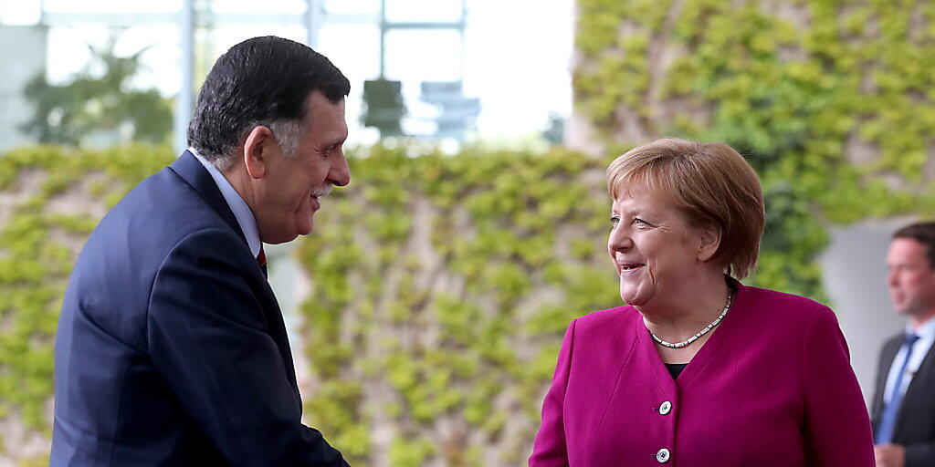 Die deutsche Kanzlerin Angela Merkel hat den libyschen Regierungschef Fajes al-Sarradsch im Kanzleramt empfangen. Die deutsche Kanzlerin Angela Merkel hat den libyschen Regierungschef Fajes al-Sarradsch im Kanzleramt empfangen.