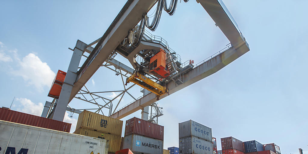 Containerhafen Kleinhüningen in Basel: Die Frankenaufwertung Anfang Jahr und die schwächere Dynamik des Welthandels haben die Schweizer Exporte stark belastet (Archiv).