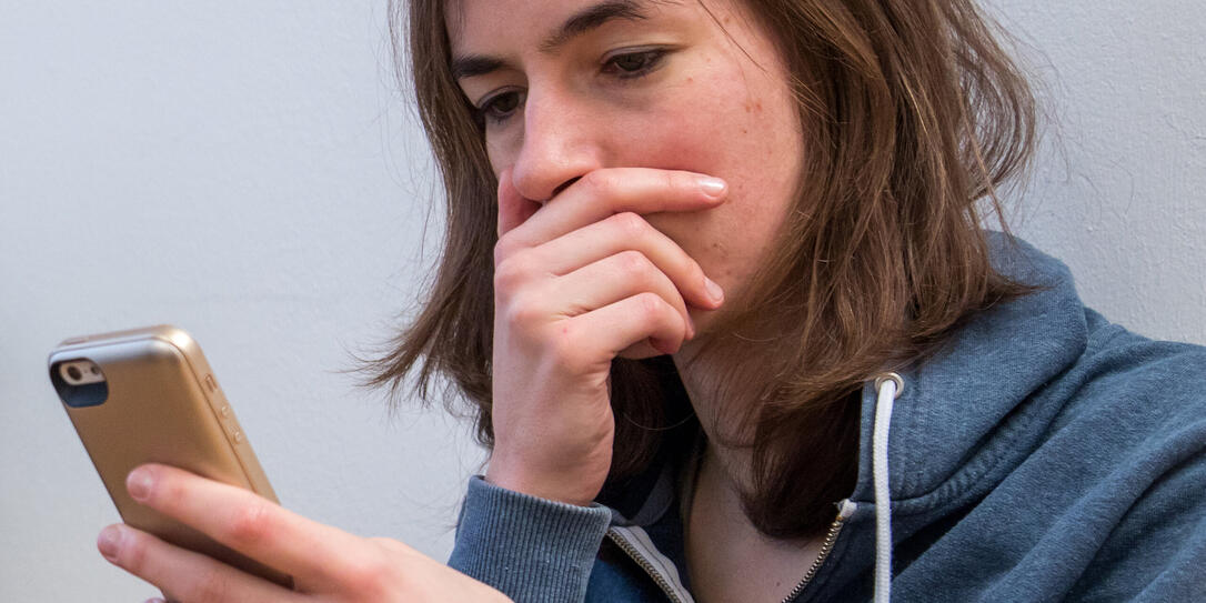 Kommentar, Familie, Symbolfoto, Mimik, erschrocken, Trennung, Schock, geschockt, Handy, Schockmeldung, Partnerschaft, Wohnung, Trauer, soziale Netzwerke, Mobbing, getrennt, Schocknachricht, Smartphone, schockiert, Todesfall, trennen, Posting, Hater, Frau,