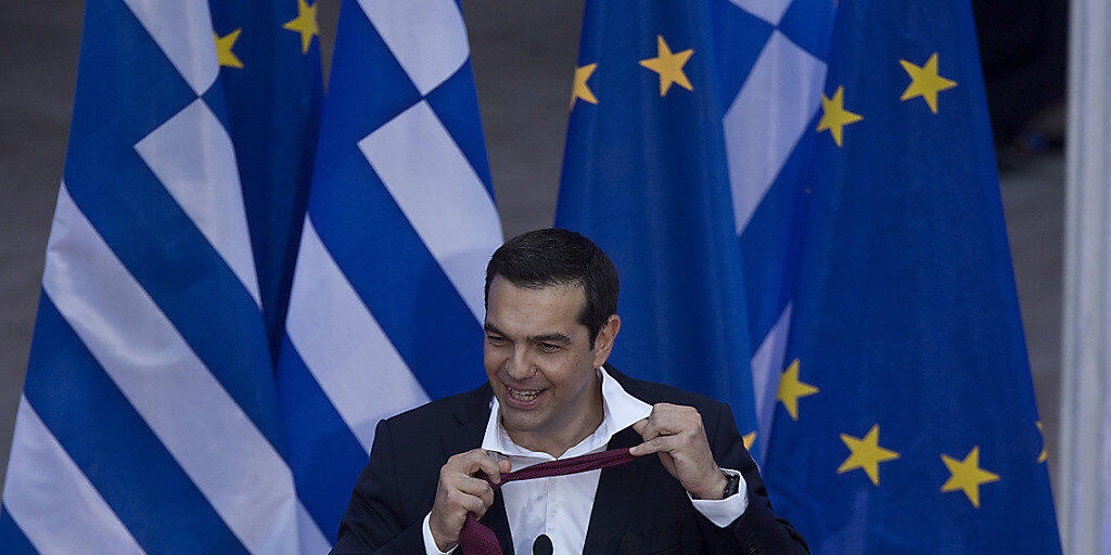 Zum Abschluss seiner Rede bindet Tsipras die Krawatte wieder los.