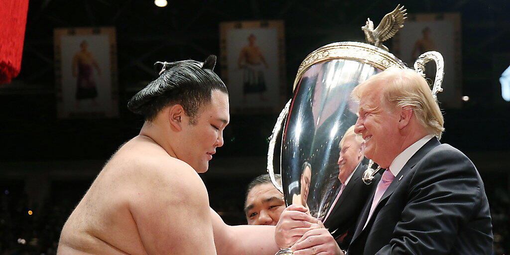 US-Präsident Trump überreicht dem Sieger des Sumo-Ringer-Turniers den eigens dafür geschaffenen "President's Cup".