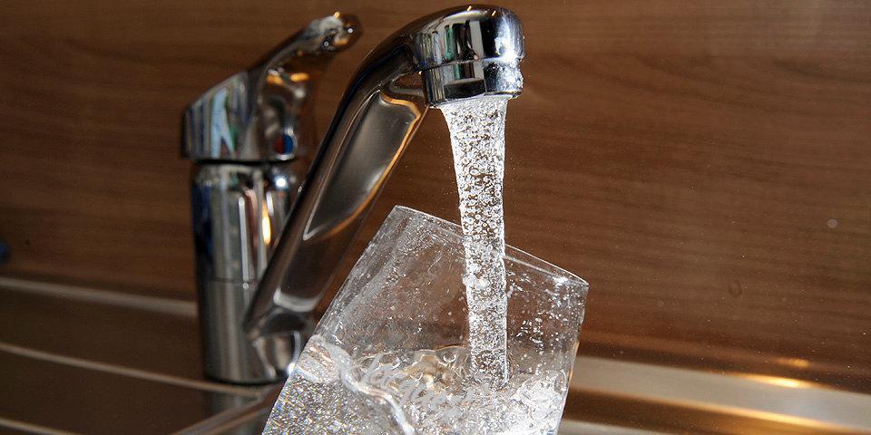 Trinkwasser Glas Wasser verunreinigt Trinkwasser Glas Wasser verunreinigt