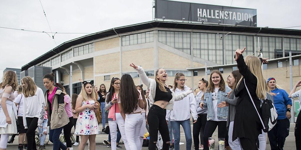 Ballone, Karten, Musik und Tanz: Trotz abgesagtem Konzert versammelten sich an Pfingstmontag rund sechzig Ariane-Grande-Fans vor dem Zürcher Hallenstadion. Ballone, Karten, Musik und Tanz: Trotz abgesagtem Konzert versammelten sich an Pfingstmontag rund sechzig Ariane-Grande-Fans vor dem Zürcher Hallenstadion.