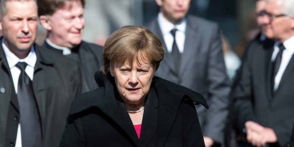 Deutschlands Kanzlerin Angela Merkel auf dem Weg zur St. Aposteln-Kirche in Köln, wo Angehörige, Freunde und politische Weggefährten Abschied von Guido Westerwelle nehmen. Deutschlands Kanzlerin Angela Merkel auf dem Weg zur St. Aposteln-Kirche in Köln, wo Angehörige, Freunde und politische Weggefährten Abschied von Guido Westerwelle nehmen.