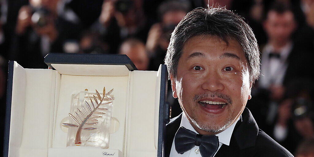 Er kennt sich aus mit Preisen: Für "Shoplifters" gewann Hirokazu Kore-eda im vergangenen Jahr die Goldene Palme des Filmfestivals in Cannes. Ende August wird er mit seinem neuen Film die Filmfestspiele in Venedig eröffnen. (Archivbild)