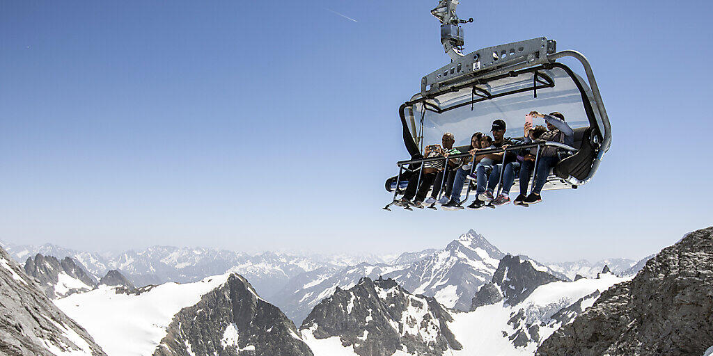 Der Ständerat will für die Förderung des Tourismus mehr Geld bereitstellen als der Nationalrat und der Bundesrat. Im Bild Sommertouristen auf dem Titlis.